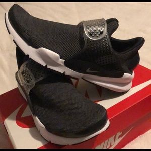 NIKE sock dart SE men’s 9